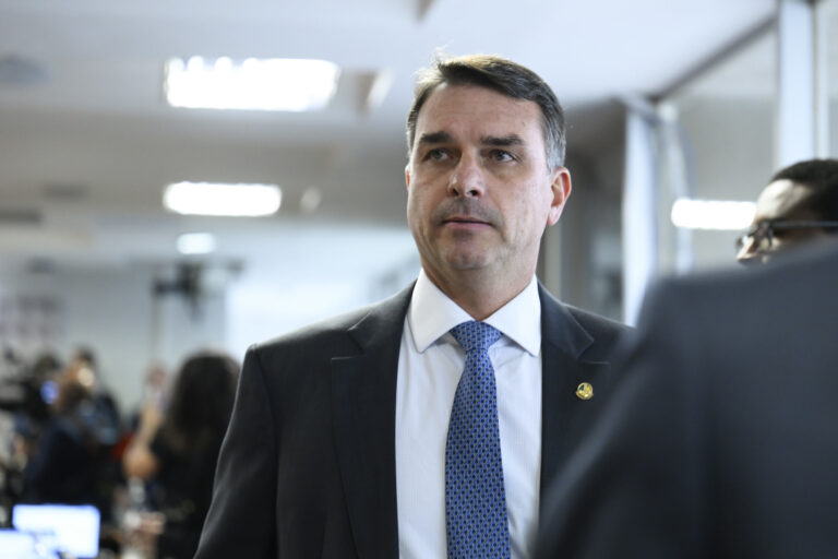 Flávio Bolsonaro embarca para os EUA e espera encontrar Trump
