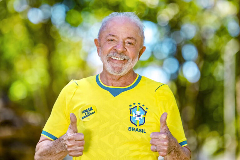 Lula divulga foto com camisa da seleção brasileira