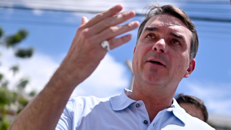 Flávio Bolsonaro critica burocracia do governo e crédito caro para o produtor rural